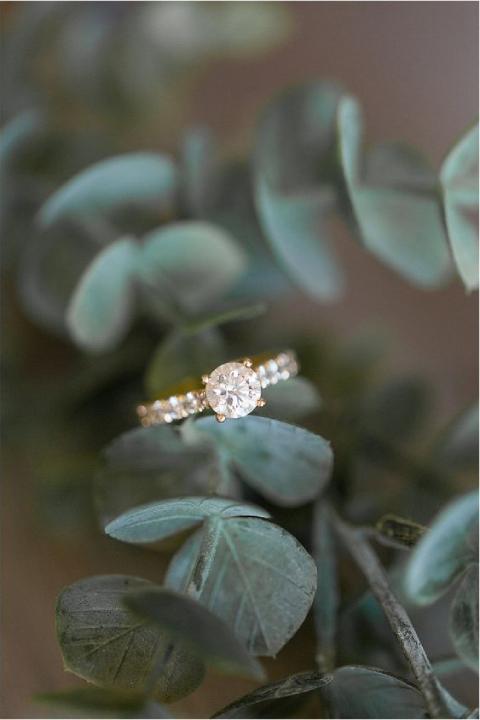 Kim cương 4 ly trong nhẫn cầu hôn có quá bé không? Nên mua viên chủ mấy ly cho nhẫn cầu hôn